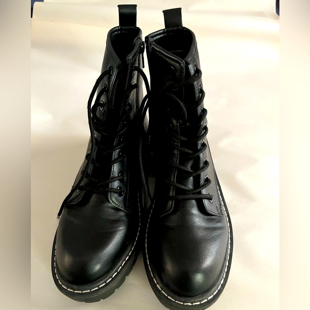 Brand new HCHIGO size 7 women’s combat boots with zipper